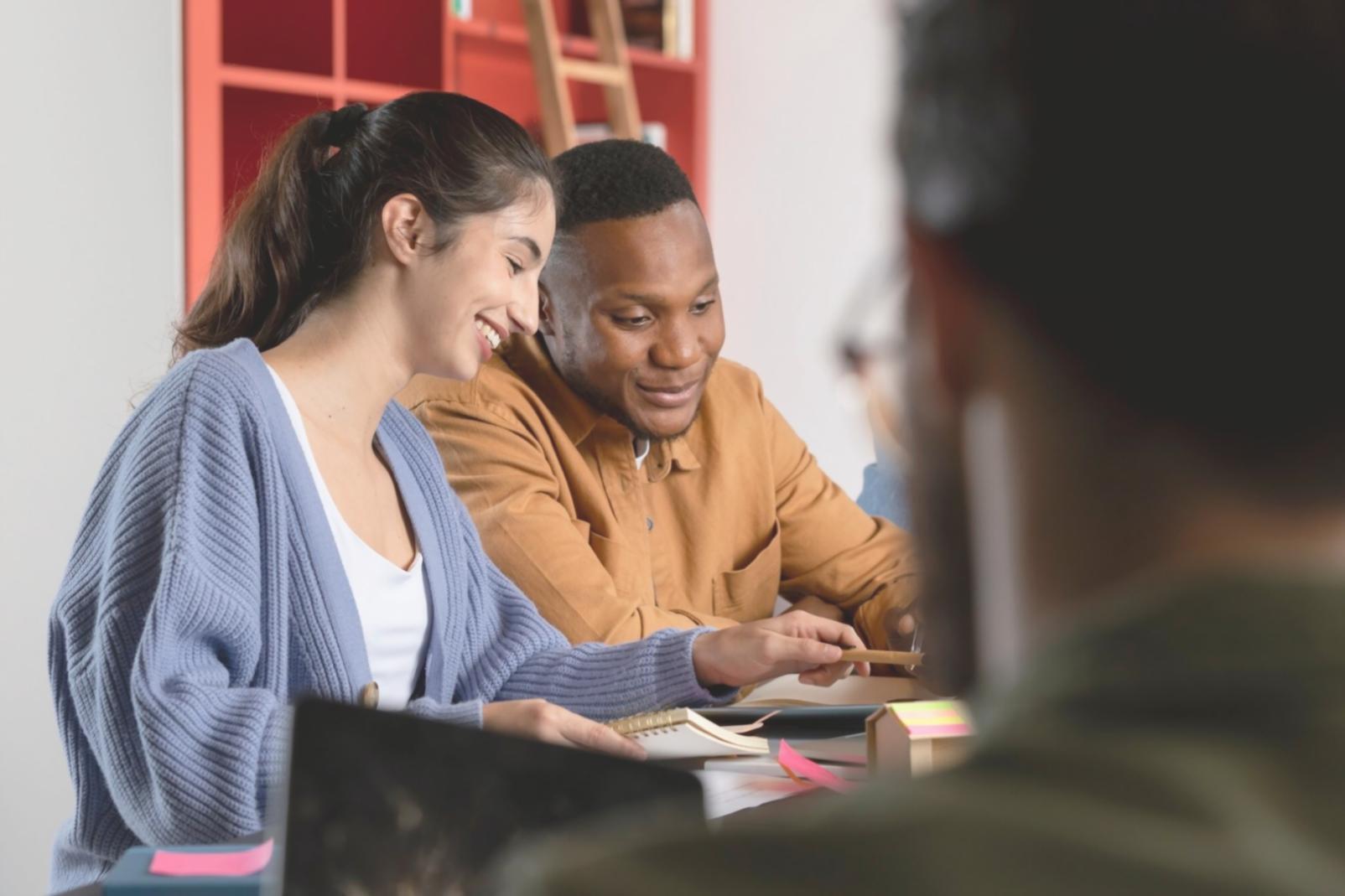 Ambiente di lavoro moderno per web design
