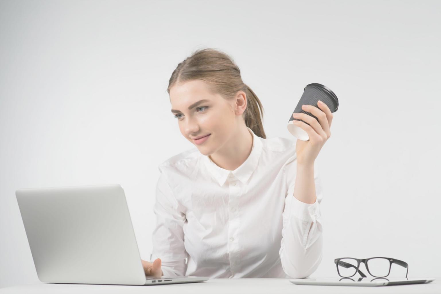 Workspace di design con monitor, tablet e strumenti di progettazione